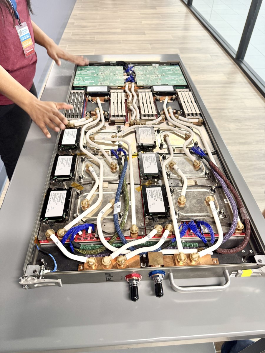 Aurora_supercomputer_blade_IMG_8445